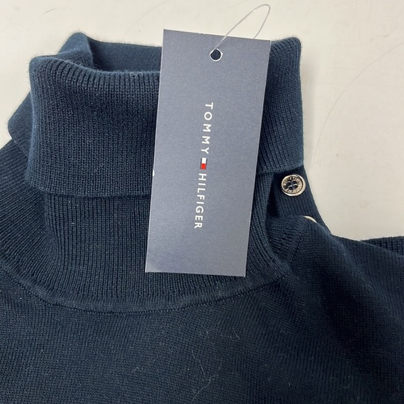 Tommy Hilfiger navy blue sweater! - Picture 5 of 5